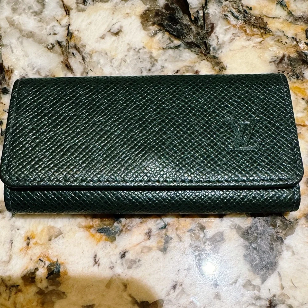 LOUIS VUITTON TAIGA 4 KEY HOLDER DARK GREEN NEW CONDITION